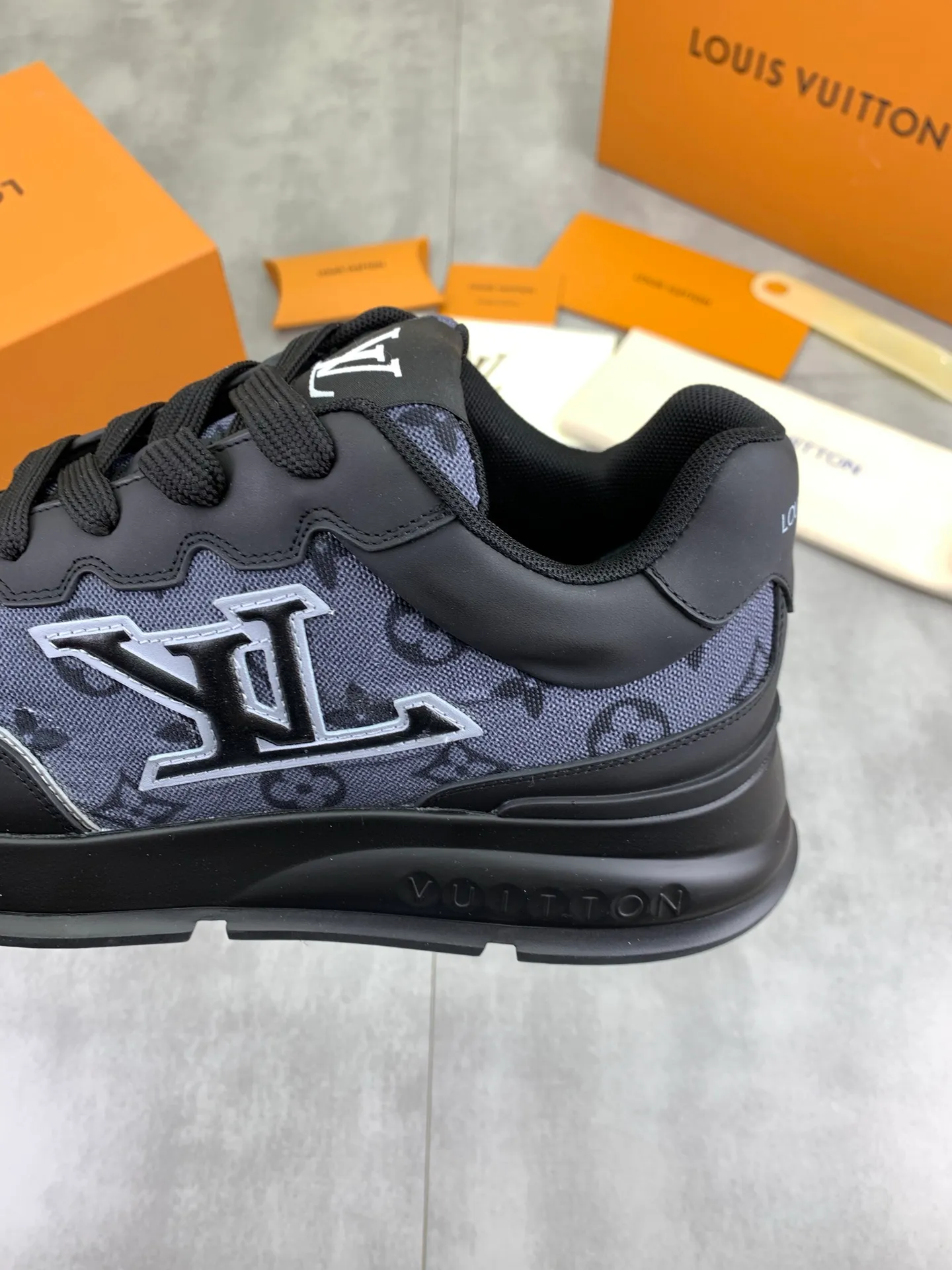 Factory price P700 💶 Top version [LOUIS VUITTON] Couple 🧑‍🤝‍🧑 Craftsman style Counter series (original order) New style 🍀LV Louis Vuitton - top version LV classic high-top trendy shoes! Made of imported original craft calfskin, original breathable lining, and original wear-resistant, lightweight, high-end TPU outsole! High quality products! 3️⃣ colors available, code numbers: female 35-39, male 39-44 (female 40, male 45 46 customized)